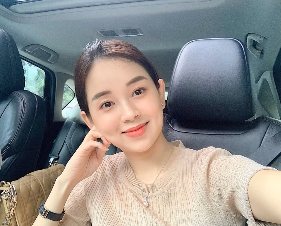 Trước đó, nhiều lần hot girlr Ly Kute khiến người hâm mộ trầm trồ vì nhan sắc khi để mặt mộc. Cô nàng sở hữu nước da trắng sứ, đôi mắt to, khuôn miêng tươi rói. Dù đã là bà mẹ một con nhưng cô vẫn giữ được vẻ đẹp và phong cách ăn mặc trẻ trung như thiếu nữ.