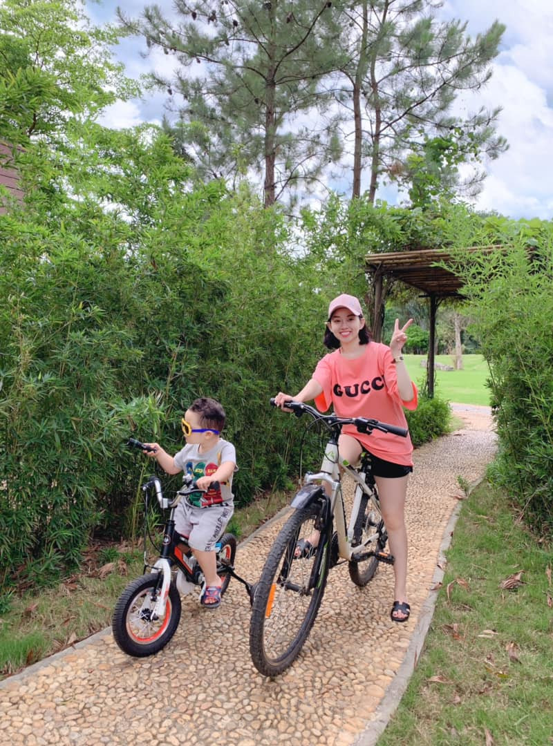 Ở tuổi 30, Ly Kute hạnh phúc với vai trò một người mẹ đơn thân bên cạnh con trai Khoai Tây. Trên Facebook cá nhân, hot girl thường xuyên chia sẻ khoảnh khắc vui vẻ của 2 mẹ con.