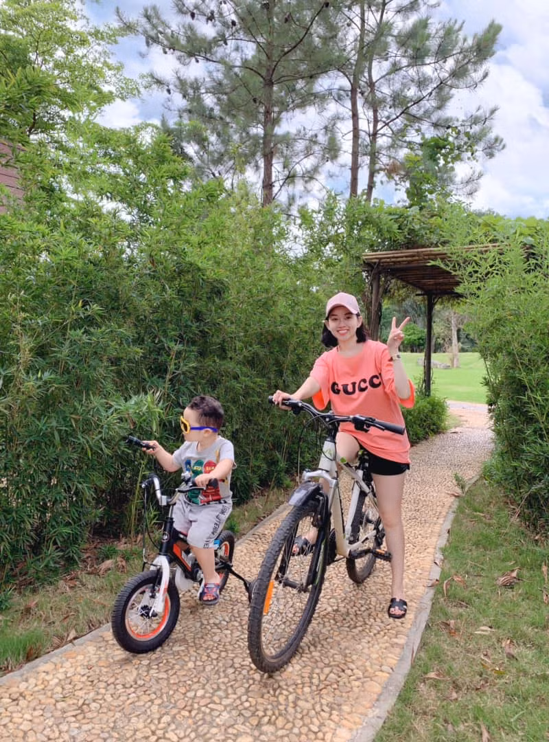 Ở tuổi 30, Ly Kute hạnh phúc với vai trò một người mẹ đơn thân bên cạnh con trai Khoai Tây. Trên Facebook cá nhân, hot girl thường xuyên chia sẻ khoảnh khắc vui vẻ của 2 mẹ con.