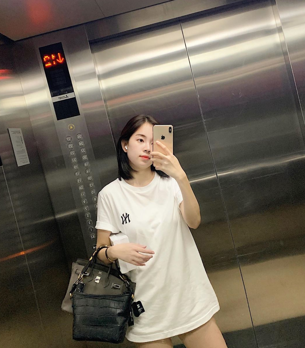 Ngay từ nhỏ, các đường nét trên khuôn mặt của Ly Kute đã gọn gàng, ưa nhìn. So sánh với những tấm hình hiện tại, nét đẹp của hot girl dường như không thay đổi nhiều.