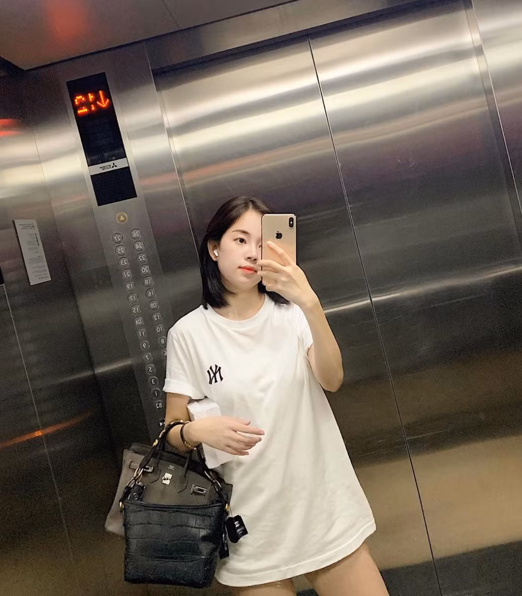 Ngay từ nhỏ, các đường nét trên khuôn mặt của Ly Kute đã gọn gàng, ưa nhìn. So sánh với những tấm hình hiện tại, nét đẹp của hot girl dường như không thay đổi nhiều.