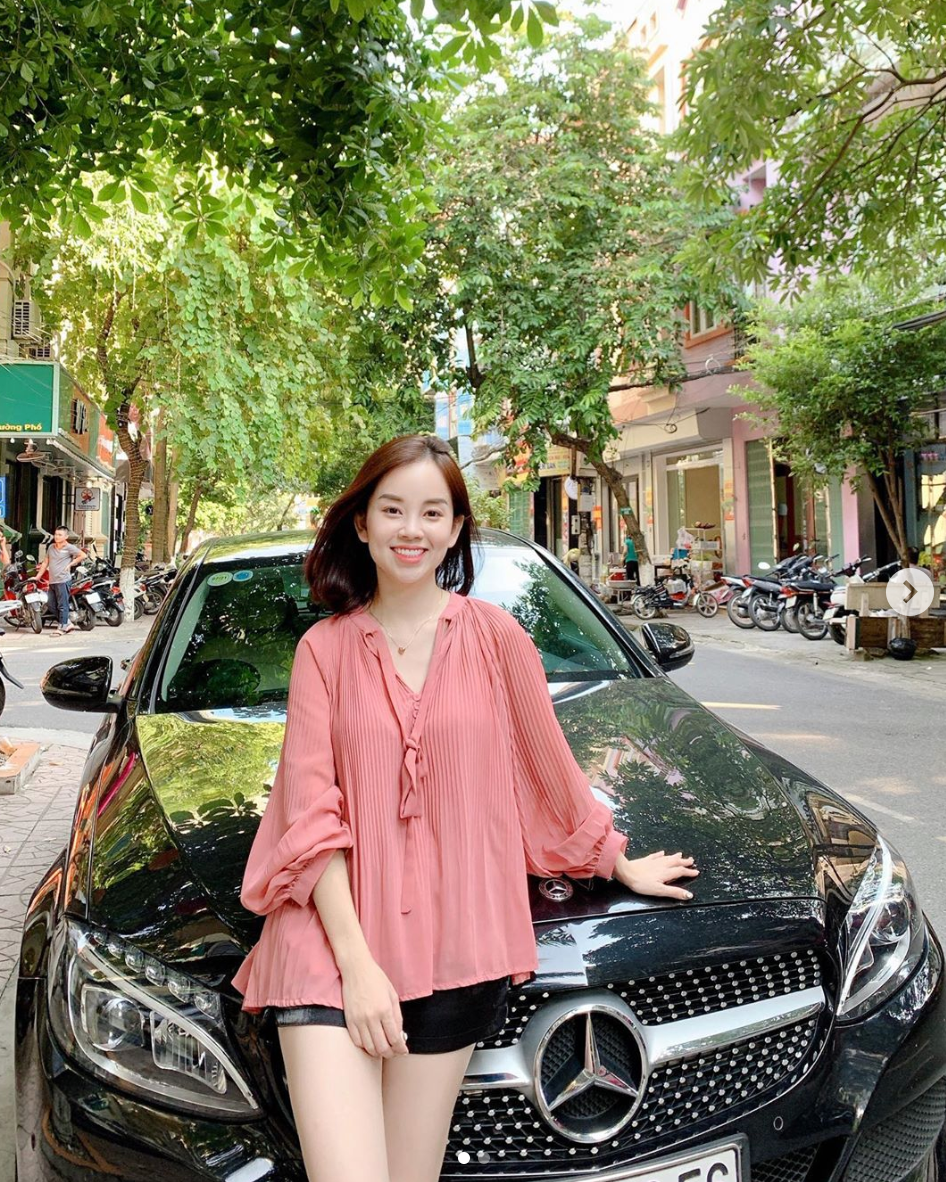 Ly Kute tên thật là Nguyễn Khánh Ly, một trong những hot girl đời đầu của Hà Nội. Cô nàng từng gây ấn tượng với vai Dịu trong bộ phim "Nhật ký Vàng Anh 2" và được yêu mến với khi tham gia dẫn chương trình cho thiếu nhi trong vai chị ong vàng.