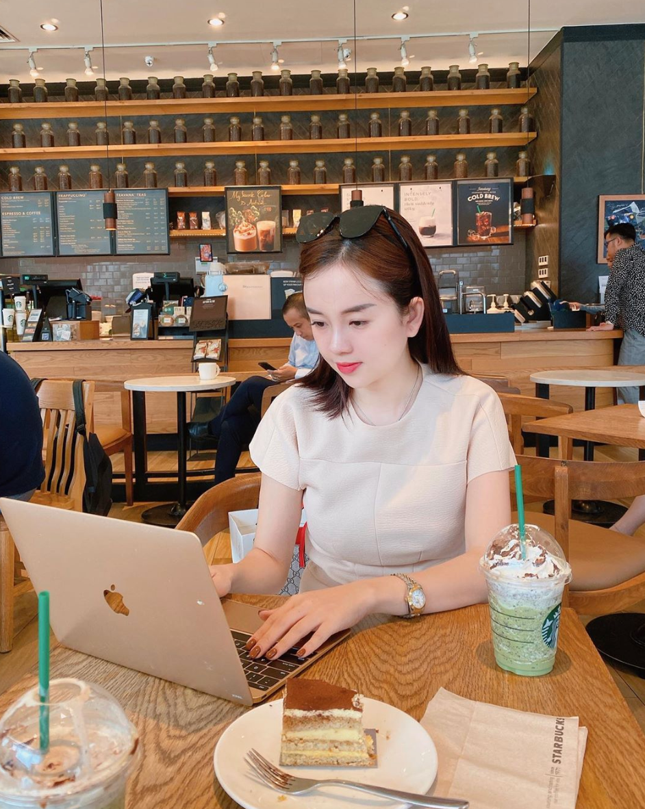 Không chỉ sở hữu nhan sắc xinh đẹp, hot girl 9X Ly Kute còn có một cuộc đáng mơ ước bên cạnh con trai Khoai Tây. Hiện tại cô nàng đang làm chủ một chuỗi cửa hàng thời trang, mỹ phẩm tại Hà Nội và Tp.HCM.