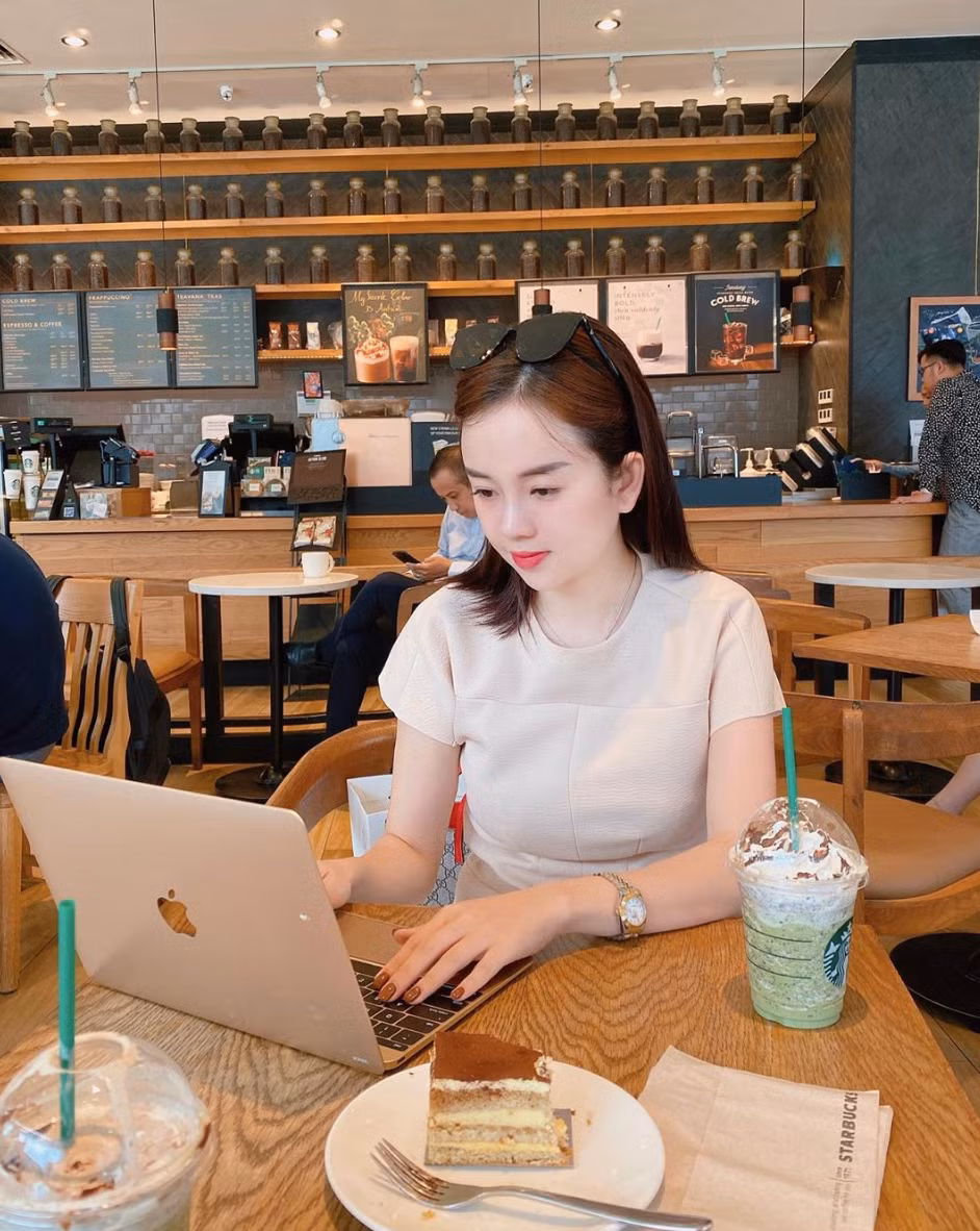 Không chỉ sở hữu nhan sắc xinh đẹp, hot girl 9X Ly Kute còn có một cuộc đáng mơ ước bên cạnh con trai Khoai Tây. Hiện tại cô nàng đang làm chủ một chuỗi cửa hàng thời trang, mỹ phẩm tại Hà Nội và Tp.HCM.