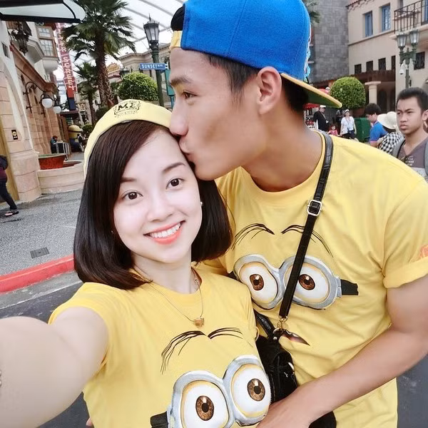 Trước đó, chuyện tình của Ly Kute với Mạc Hồng Quân từng là tâm điểm trên mạng xã hội một thời gian dài. Sau những tháng ngày hạnh phúc, được ca ngợi là cặp đôi hot girl - cầu thủ đẹp thì cặp đôi bất ngờ đường ai nấy đi, khi đó Ly Kute đang mang thai Khoai Tây khiến cô gặp cú sốc lớn, phải lên chùa tĩnh dưỡng. Chàng cầu thủ của Than Quảng Ninh nhanh chóng kết hôn với người mẫu Kỳ Hân và có con trai Củ Tỏi.