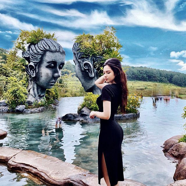 Với thân hình quyến rũ, Đoan Nghi ưa chuộng những trang phục đươn giản, tôn được vóc dáng và vòng eo con kiến.