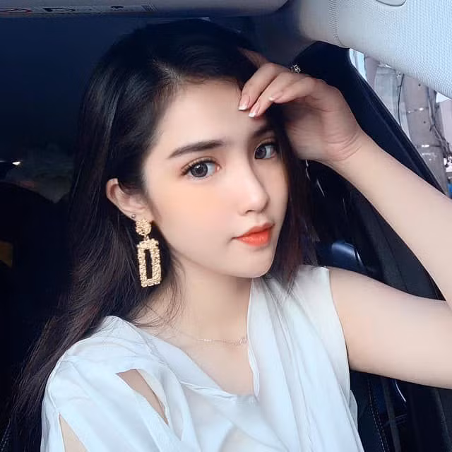 Ngoài lợi thế thân hình, Đoan Nghi còn sở hữu gương mặt xinh xắn chuẩn V-line, đôi mắt to khả ái và làn da trắng hồng.