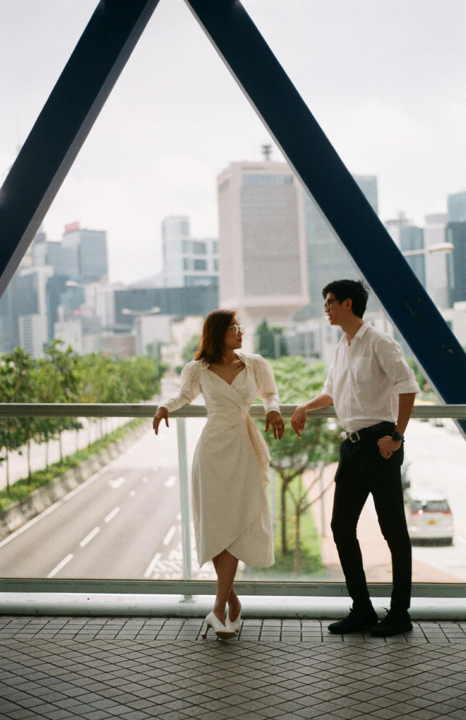 Tháng 2/2017, Trúc Mai bất ngờ tuyên bố rời VTV khiến nhiều người xem truyền hình tiếc nuối. Mới đây, cựu MC Chuyển động 24h bất ngờ đăng tải ảnh cưới trên trang cá nhân Facebook thu hút được sự quan tâm của khán giả.