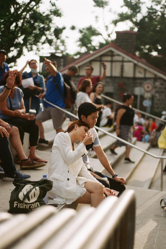 Được biết, ông xã của Trúc Mai là Đăng Khoa, anh chàng sở hữu ngoại hình điển trai và vóc dáng cao ráo. Cặp uyên ương nhận được nhiều lời lúc mừng và khen ngợi của bạn bè, đồng nghiệp.