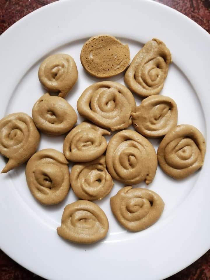 Chủ nhân mẻ bánh cà phê này phải nhắc đi nhắc lại đây chính là món bánh hoa hồng nhưng không ai nhìn ra được hình bông hoa ở đây.