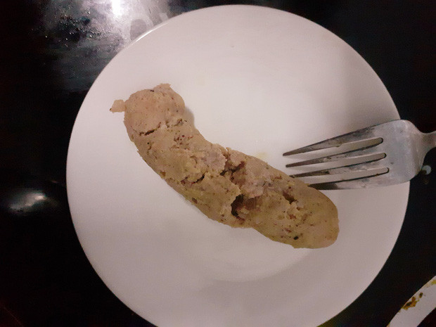 Thảm họa nấu nướng này không những khiến dân mạng từ chối ăn mà còn phát mệt. "Kinh quá, nhìn thế này thì ai nuốt nổi đây? Trông có khác gì chất thải được đặt trên đĩa không?", "Em cũng xin bái phục thánh nào làm ra được món này luôn" - Dân mạng bình luận.