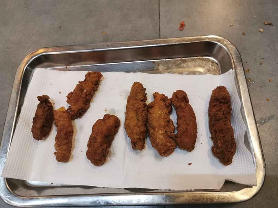 Chẳng mấy khi nghỉ dịch, nam thanh niên trổ tài làm món mực chiên xù cho bạn gái ăn nhưng kết quả khiến cô nàng ngay lập tức chụp lại, "bóc phốt" trên mạng xã hội.