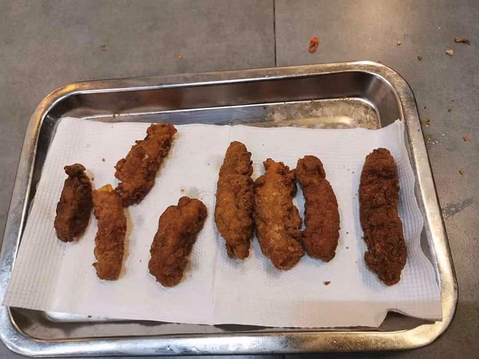 Chẳng mấy khi nghỉ dịch, nam thanh niên trổ tài làm món mực chiên xù cho bạn gái ăn nhưng kết quả khiến cô nàng ngay lập tức chụp lại, "bóc phốt" trên mạng xã hội.