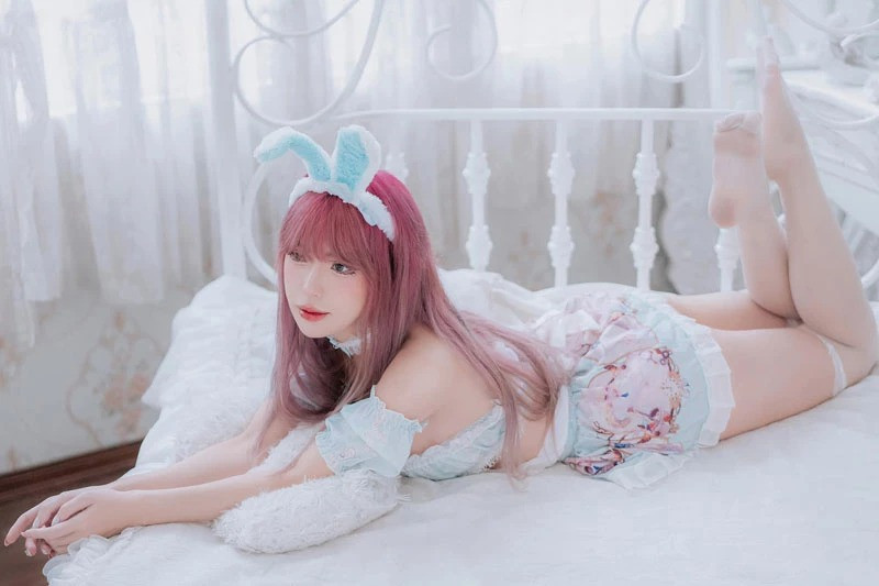 Cô nàng theo đuổi phong cách gợi cảm, trong bộ ảnh gần đây, cô nàng không ngại diện thiết kế cắt xẻ táo bạo, giữa không gian chụp "giường chiếu" khiến nhiều người không khỏi rời mắt.