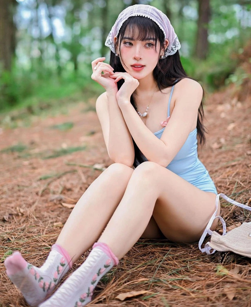 Được biết đến là một hot girl đa tài, cô từng đạt danh hiệu sinh viên dân tộc thiểu số xuất sắc, được trao tặng bằng khen.