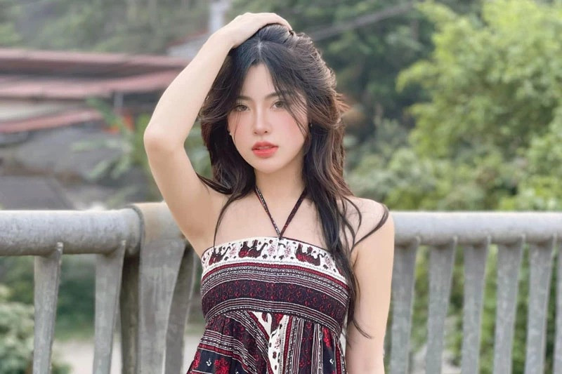 Dưới áp lực của gia đình, Uyên Camitie từng phải bỏ thi diễn viên để thi vào khoa Thiết kế Mỹ thuật của trường Đại học Sân khấu - Điện ảnh Hà Nội. Tuy nhiên, cô nàng vẫn chăm chỉ làm mẫu ảnh, sau đó từng bước tìm cách đi theo con đường diễn xuất.