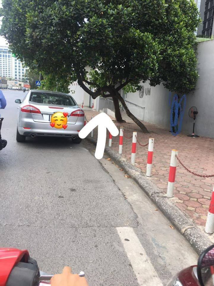 Tuy nhiên, chỉ mới đây thôi trên mạng xã hội chuyền tay nhau hình ảnh từ một người đi đường chụp lại, cho thấy hai quả mít "an toàn nhất Việt Nam" đã biến mất từ lúc nào không hay. Dù được các chiến sĩ canh gác 24/24 thế nhưng quả mít vẫn "không cánh mà bay" khiến cư dân mạng hoang mang.