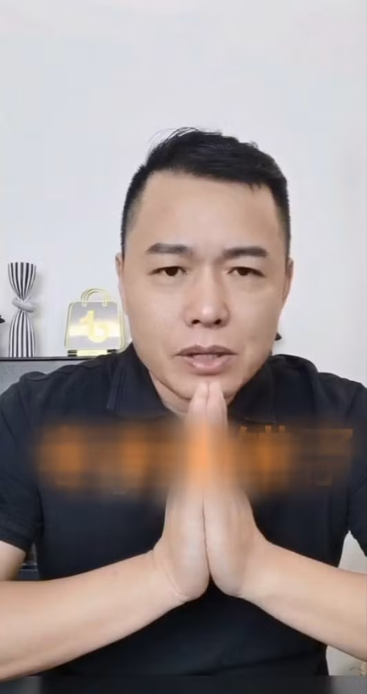 Sau khi lên video chỉ trích Hằng Du Mục, chồng của cô lại lên video khác để xin lỗi.