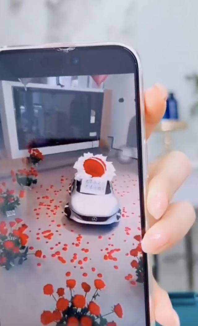 Đoạn clip ghi lại cảnh ông xã ngoại quốc của Hằng Du Mục chuẩn bị quà, trải hoa hồng khắp nhà cũng nhận được sự quan tâm của cộng đồng mạng. Giữa nhà, chồng Hằng Du Mục đặt một chiếc ô tô nhỏ, thêm vào đó dòng chữ bày tỏ lời xin lỗi và mong được vợ tha thứ.