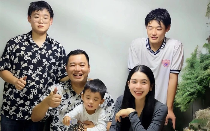 Được biết, chồng Hằng Du Mục là Tôn Bằng (sinh năm 1981). Cả hai gặp nhau khi cô có cơ hội sang Trung Quốc thăm người thân. Lúc đó chồng đã có 2 con trai riêng nhưng sau một thời gian tìm hiểu và thấy Tôn Bằng là người hiền hoà hài hước nên cô đã đồng ý về chung một nhà.