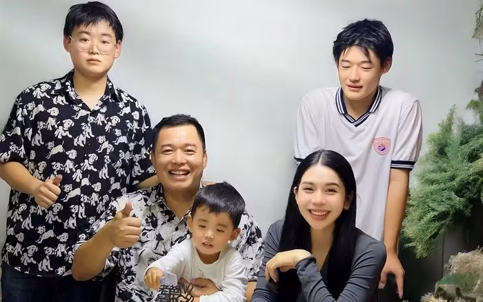 Được biết, chồng Hằng Du Mục là Tôn Bằng (sinh năm 1981). Cả hai gặp nhau khi cô có cơ hội sang Trung Quốc thăm người thân. Lúc đó chồng đã có 2 con trai riêng nhưng sau một thời gian tìm hiểu và thấy Tôn Bằng là người hiền hoà hài hước nên cô đã đồng ý về chung một nhà.