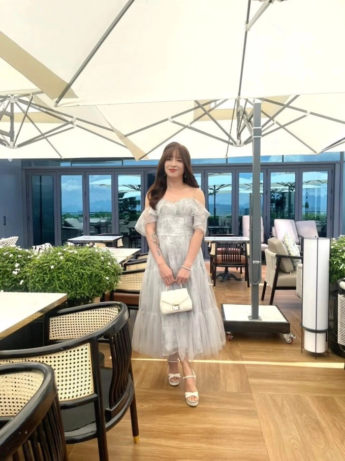 Được biết, trước khi sống thật với giới tính, chị Tiên Lê luôn cố gắng tỏ ra thật mạnh mẽ. Chị chia sẻ: “Trước đây tôi luôn thể hiện sự nam tính, chạy xe phân khối lớn. Nói thì hơi mâu thuẫn nhưng tôi không thích sự ẻo lả, tôi muốn khi là nam phải ra nam, còn khi nữ phải ra nữ. Sự nữ tính duy nhất tôi thể hiện ra bên ngoài là chăm việc bếp núc, nấu ăn”.