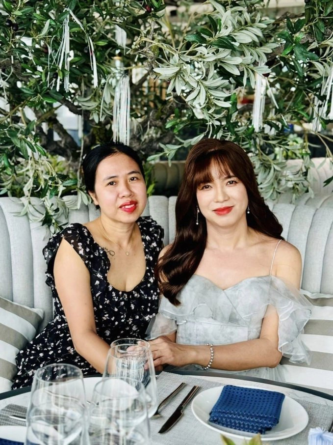 Thuỷ Tiên là kỹ sư phần mềm ở Đà Nẵng, đã cưới vợ được 8 năm và có 2 cô con gái.Vợ kém 4 tuổi đang làm công việc buôn bán. Cả hai quen biết thông qua ứng dụng hẹn hò trực tuyến và nên duyên vợ chồng sau một thời gian tìm hiểu.