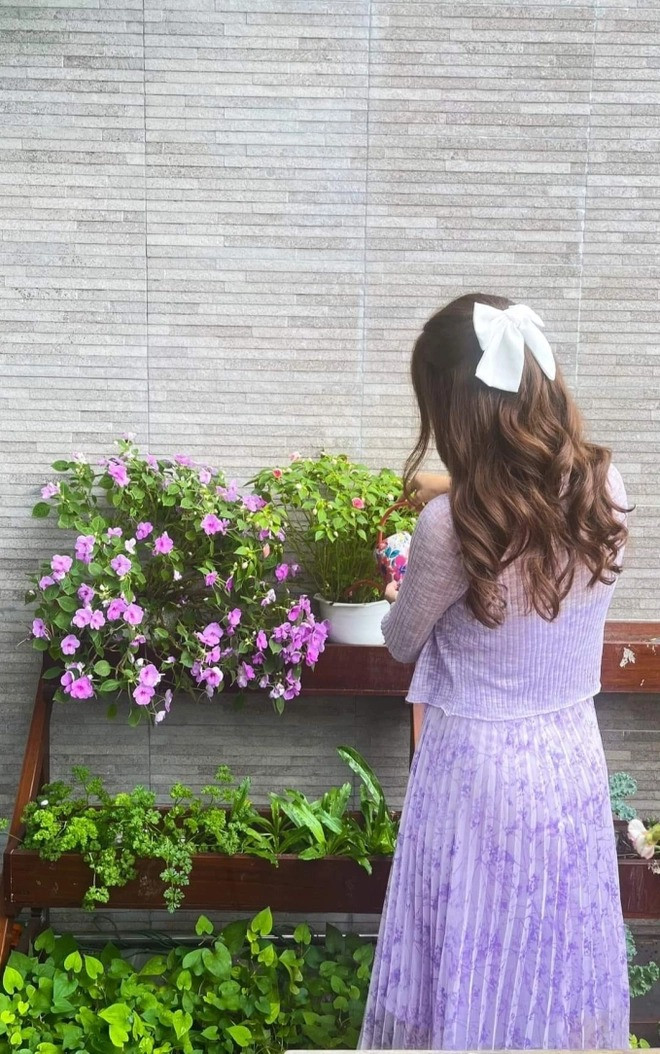 Từ cuối năm 2023, chị quyết tâm giảm cân, trong vòng 3 tháng giảm 15kg, từ hơn 70kg xuống còn 60kg, khi đó mới bắt đầu mặc đồ nữ và thấy mình ổn hơn.