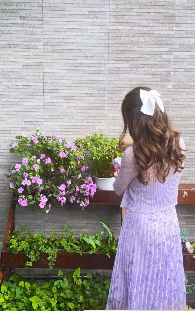 Từ cuối năm 2023, chị quyết tâm giảm cân, trong vòng 3 tháng giảm 15kg, từ hơn 70kg xuống còn 60kg, khi đó mới bắt đầu mặc đồ nữ và thấy mình ổn hơn.