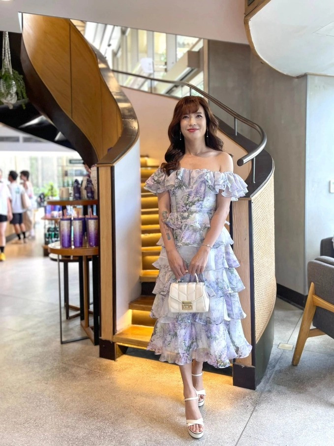 Điều đặc biệt là khi thẳng thắn với giới tính của mình, Tiên Lê được vợ hết sức ủng hộ. chị Tiên Lê (41 tuổi, Đà Nẵng) bộc bạch trên một nhóm có 2.5 triệu thành viên: "Mình cảm thấy cuộc đời thực sự may mắn khi có người bạn đời, vợ mình ủng hộ, đồng cảm và hết lòng yêu thương".