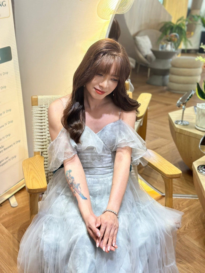 Ngay sau khi được đăng tải, câu chuyện của người phụ nữ chuyển giới đã thu hút sự chú ý của hội chị em phụ nữ. Ai cũng dành lời khen đến nhan sắc của chị Tiên Lê, đồng thời khâm phục chị đã sống thật với con người.