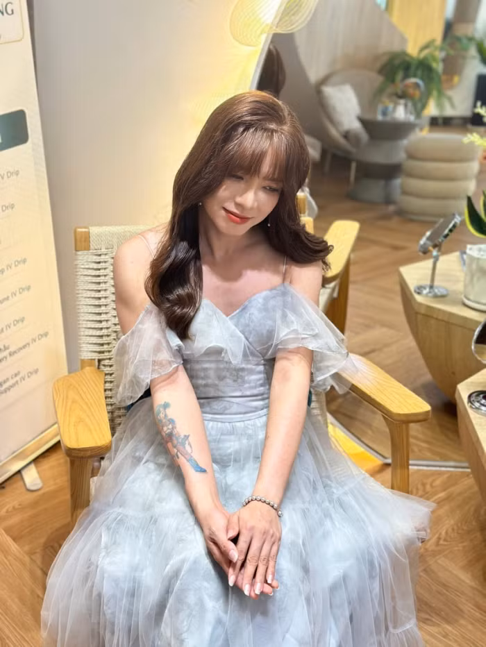 Ngay sau khi được đăng tải, câu chuyện của người phụ nữ chuyển giới đã thu hút sự chú ý của hội chị em phụ nữ. Ai cũng dành lời khen đến nhan sắc của chị Tiên Lê, đồng thời khâm phục chị đã sống thật với con người.