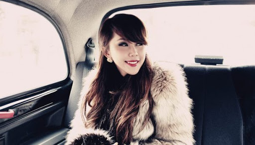 Thời điểm còn chơi blog, Gào đã quay một clip chửi bới, đá xéo bạn bè bằng những lời nói cực kỳ khó nghe. Sau khi nổi tiếng hơn, clip này bị "đào" lại và bị dân mạng nhận xét rằng cô nàng dùng ngôn từ như phường chợ búa, không xứng danh nhà văn.