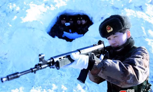 Mặc cho giá rét, các nữ chiến binh xinh đẹp ở trung đội biên phòng Trung Quốc vẫn gan dạ tập luyện