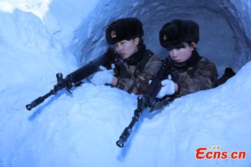 Cái rét ngày cuối năm ở tỉnh Hắc Long Giang không làm các cô gái chùn chân