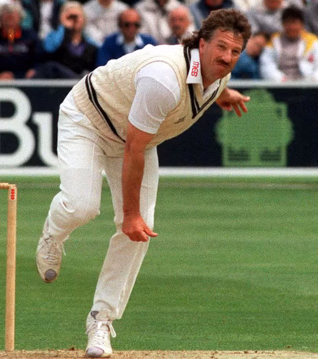 Ian Botham là cựu tiền vệ người Anh từng gây ấn tượng trong màu áo CLB Yeovil Town những năm 1970/1980 và sau đó Botham treo giày vào năm 1982. Sau khi khi treo giày, ngôi sao sân cỏ này chuyển sang chơi môn cricket.