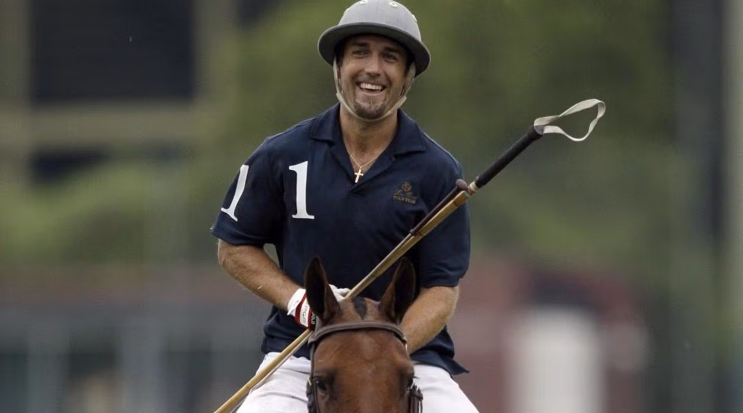 Batistuta là cỗ máy săn bàn của Fiorentina, Roma và ĐT Argentina. Sau vài năm treo giày, năm 2005 cựu danh thủ có biệt danh là Batigol này chuyển sang chơi polo môn bóng gậy trên lưng ngựa.