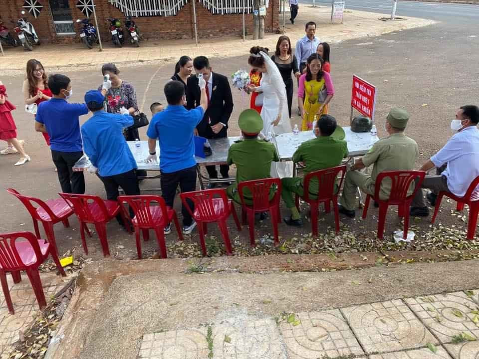 Để kiểm soát được tình hình dịch bệnh, các cán bộ công an, nhân viên y tế lập luôn "chốt" trước cổng rạp cưới. Bất kỳ ai muốn vào đều phải đi qua "chốt" này để tiến hành rửa tay sát khuẩn, kiểm tra thân nhiệt cực kỳ cẩn thận.