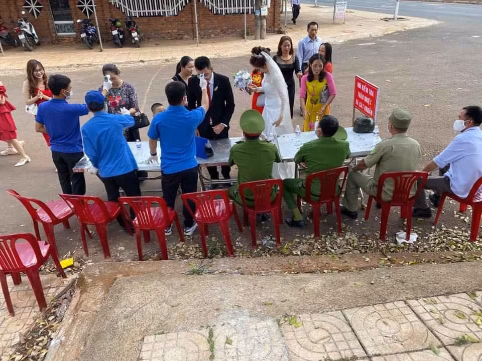 Để kiểm soát được tình hình dịch bệnh, các cán bộ công an, nhân viên y tế lập luôn "chốt" trước cổng rạp cưới. Bất kỳ ai muốn vào đều phải đi qua "chốt" này để tiến hành rửa tay sát khuẩn, kiểm tra thân nhiệt cực kỳ cẩn thận.