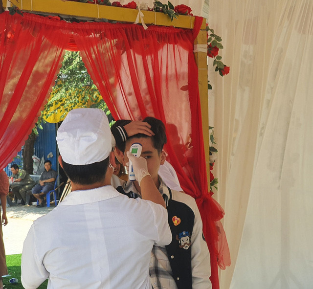 Tại nhiều đám cưới, các nhân viên y tế tới tận nơi để đo nhiệt độ giúp gia chủ cực kỳ nhiệt tình.