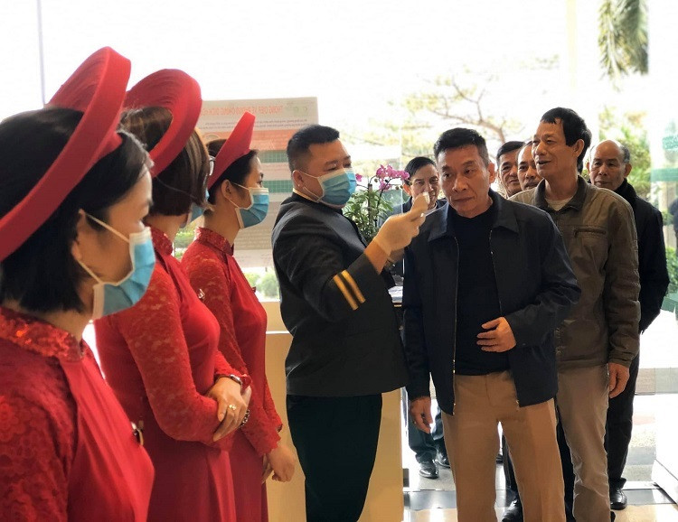 Đó không phải đám cưới đầu tiên tiến hành kiểm tra thân nhiệt, rửa tay sát khuẩn cho khách mời khi đến chung vui. Thậm chí, nhiều đám cưới còn yêu cầu tất cả mọi người đeo khẩu trang khi tham dự, chỉ cởi bỏ khi ngồi ăn tiệc.