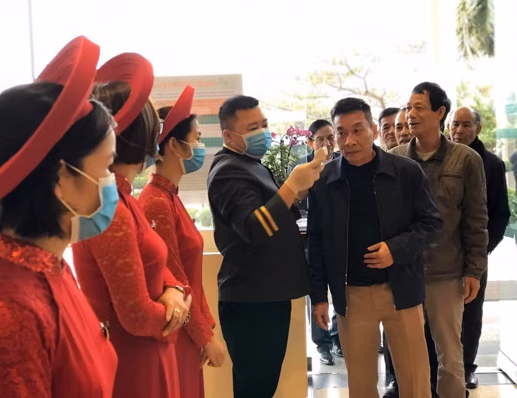 Đó không phải đám cưới đầu tiên tiến hành kiểm tra thân nhiệt, rửa tay sát khuẩn cho khách mời khi đến chung vui. Thậm chí, nhiều đám cưới còn yêu cầu tất cả mọi người đeo khẩu trang khi tham dự, chỉ cởi bỏ khi ngồi ăn tiệc.