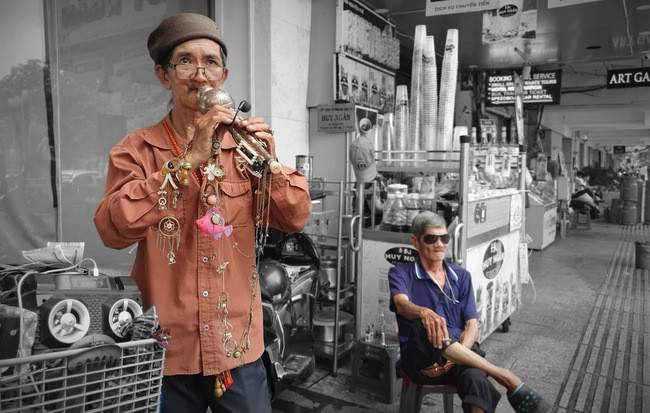 Color Point là phong cách chụp hình hoàn toàn mới, gây ấn tượng mạnh khiến hội nghiền "sống ảo" thích thú. Cách chỉnh ành này có khả năng là nổi bật chủ thể trong bức ảnh với màu sắc thực còn quang cảnh xung quanh sẽ được đưa về màu đen trắng.