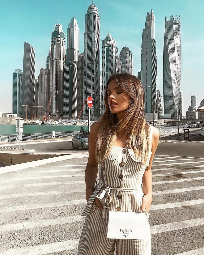 Shmiling là viết tắt của eye shut (nhắm mắt) và smiling (cười). Đây là phong cách chụp hình khá đơn giản, chỉ cần nhắm mắt và cười thật tương là bạn đã có ngay 1 bức ảnh đẹp. Shmiling có thể thực hiện ở bất cứ đâu từ đường phố, chân cầu thang, phòng ngủ....