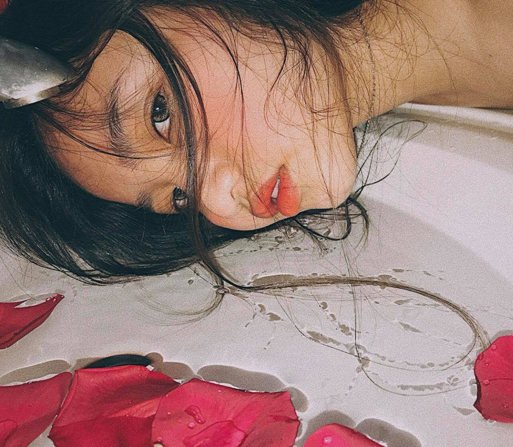 Một trào lưu chụp ảnh sống ảo cực kỳ thịnh hành mới đây xuất phát từ đất nước tỷ dân Trung Quốc là chụp ảnh bên bồn rửa mặt. Phong cách chụp ảnh này cực kỳ tối giản chỉ cần 1 chiếc bồn rửa mặt đã bơm nước và khuôn mặt được trang điểm là có thể "vào việc".