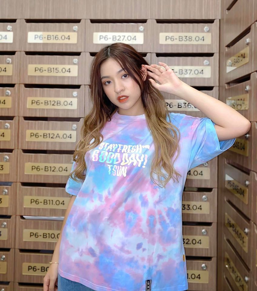 Trước đó, nàng hot girl đã vướng phải những thị phi khi liên tục có những phát ngôn gây sự chú ý trên MXH. Đầu tiên chính là phát ngôn về việc kiếm tiền, cô nàng chia sẻ: "Thà học ngu mà kiếm ra tiền còn hơn mấy đứa thi được 25, 30 điểm mà không kiếm được đồng nào".