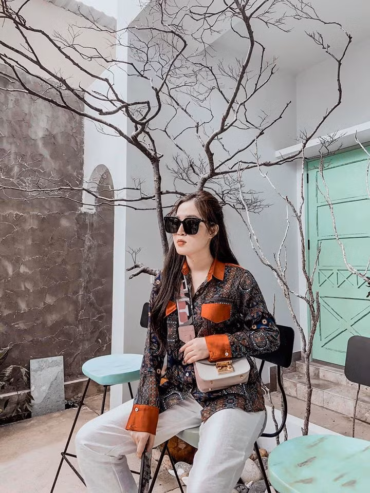 Sau đó, vì nghe lời bạn trai mà nữ MC viết đơn xin nghỉ việc để về quê lấy chồng. Nhưng trước khi đi đến hôn nhân, cả hai đã xảy ra cãi vã. Mặc dù mâu thuẫn không quá lớn nhưng người kia lại nói lời chia tay.