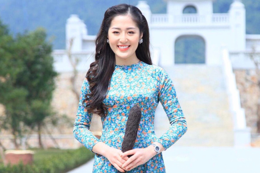 Với lối dẫn duyên dáng những bản tin thời tiết chuyên nghiệp cô nàng được mệnh danh là "Nữ thần thời tiết".