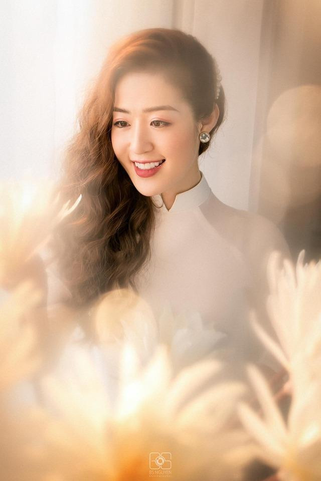 Nữ MC sinh năm 1992 tại Quảng Ninh và từng theo học trường Cao đẳng truyền hình Hà Nội và khoa Báo chí của trường Đại học Khoa học Xã hội và Nhân văn.