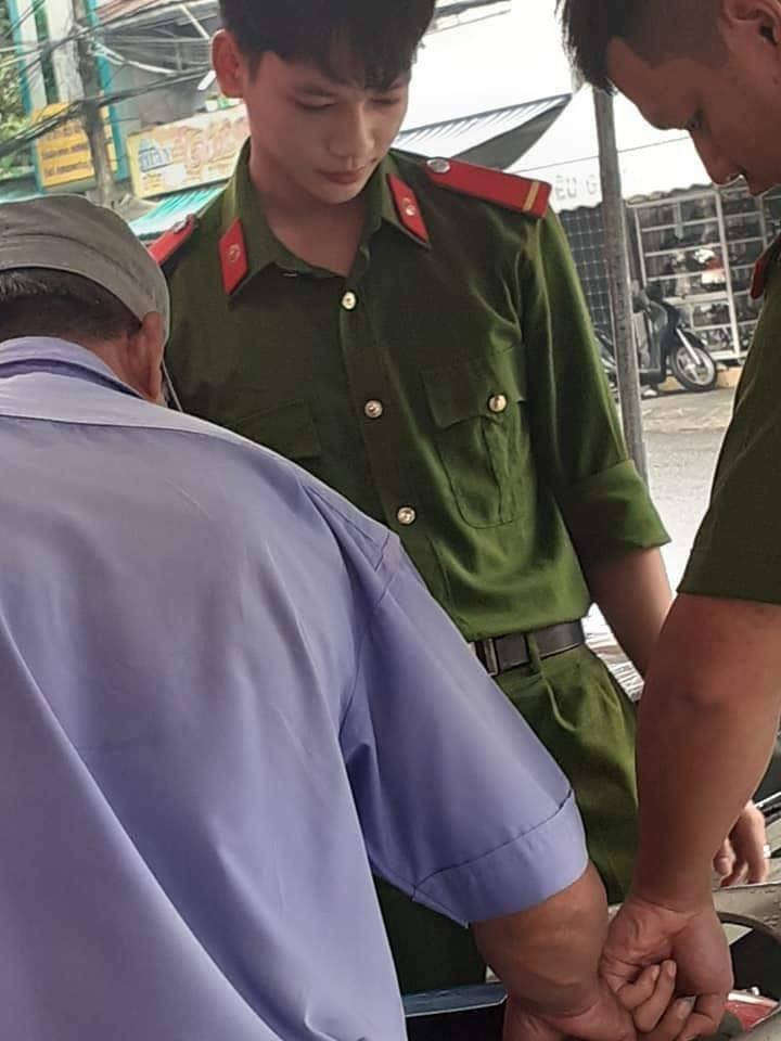 Góc nghiêng của chàng cảnh sát cũng khiến bao thiếu nữ điêu đứng. Bên dưới phần bình luận, nhiều cô gái vứt hết "liêm sỉ", khen ngợi anh chàng không tiếc lời. "Đã đẹp trai lại còn mặc cảnh phục, đúng là không chê vào đâu được mà.", "Anh công an ơi đến bắt em này, em nguyện cả đời bị anh "xích"" - Dân mạng hài hước bình luận.